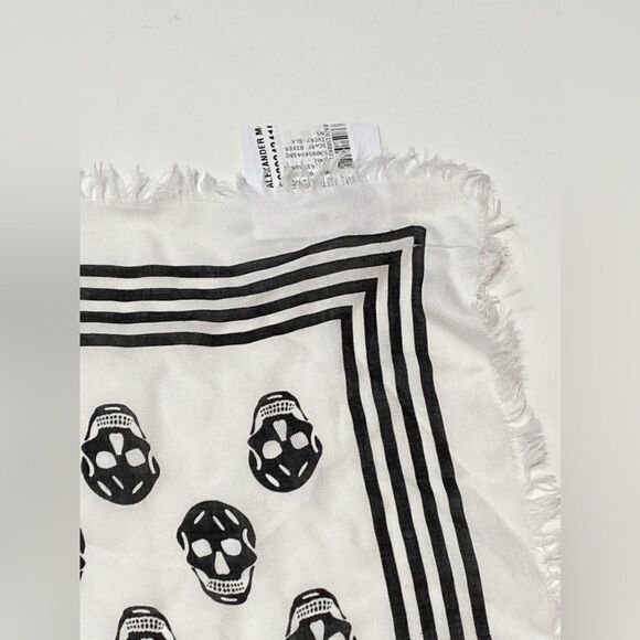 Alexander McQueen scarf in fabric with Skull print - Picture 12 of 15